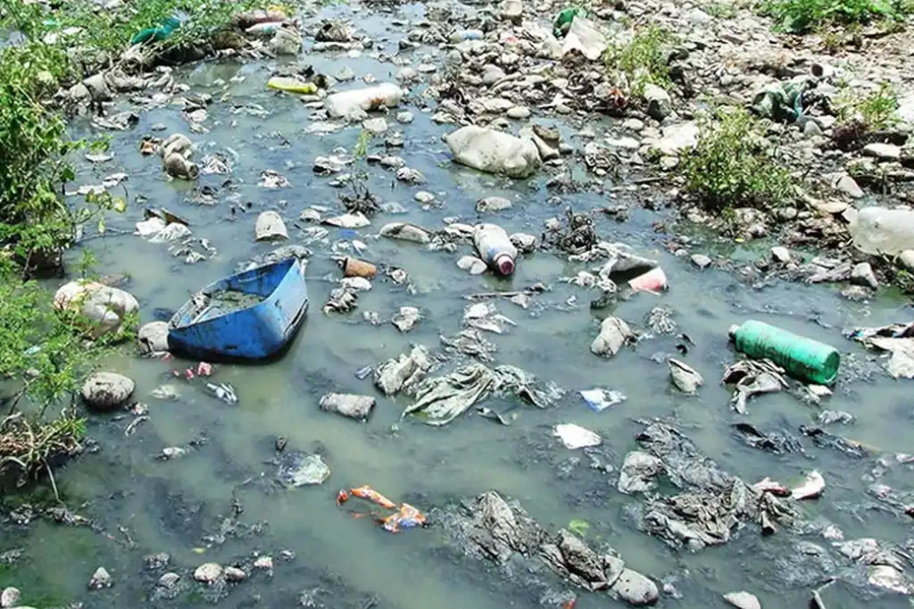 Habitantes y productores buscan presentar una queja ambiental contra las empresas responsables de la contaminación del Río Atoyac.