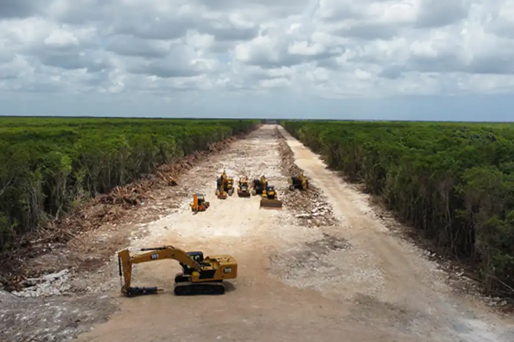 Ademas de la deforestación por el Tren Maya, los campesinos se enfrentan a otros problemas como la extracción de tierra roja para construcción y la venta de terrenos para desarrollos inmobiliarios.