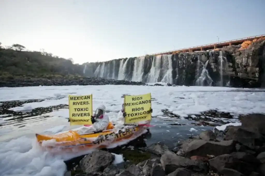 Hace un año, la Comisión Interamericana de Derechos Humanos (CIDH) alertó con urgencia al gobierno mexicano para proteger a las comunidades afectadas por la contaminación del río Santiago, en Jalisco.
Sin embargo, la situación no ha mejorado: la contaminación persiste y con ella, las enfermedades y daños al entorno.