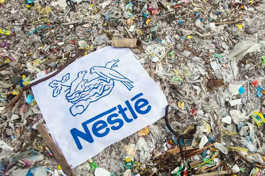Coca-Cola, Nestlé y Danone, están siendo acusados por ambientalistas de greenwashing, o lavado verde de imagen y de falso ambientalismo. 