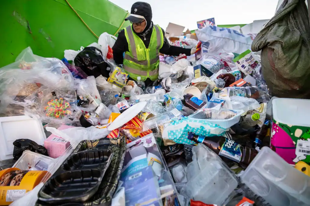 Reciclaje en México: el montaje que enriquece a unos y envenena a todos